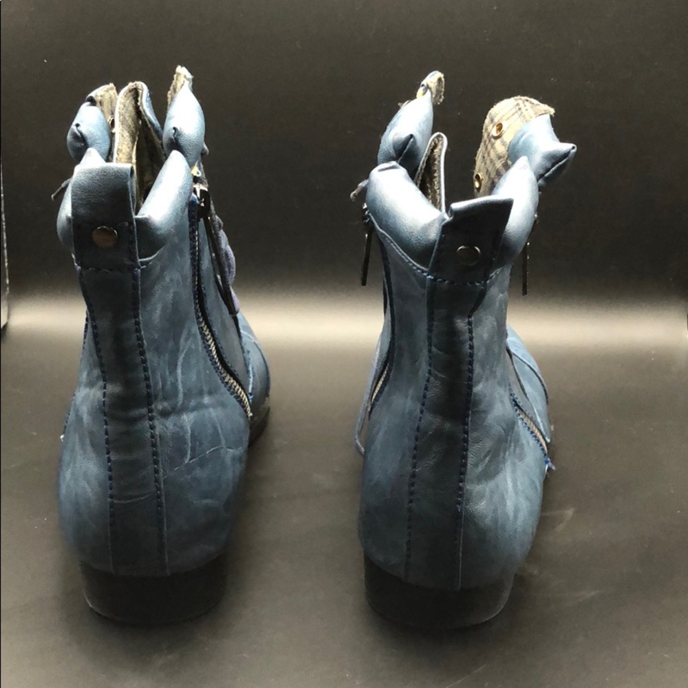 Combat - Picture 2 of 2